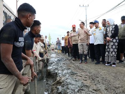 Berjibaku Pulihkan Aceh Tamiang, Praja IPDN Bersihkan Permukiman Warga
