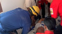 Damkar Bogor Evakuasi Warga yang Patah Kaki Usai Jatuh Saat Bersihkan AC