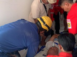 Damkar Bogor Evakuasi Warga yang Patah Kaki Usai Jatuh Saat Bersihkan AC