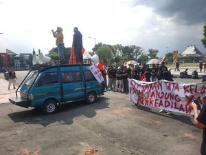 Pedagang dan Mahasiswa Jember Demo Soroti Penataan Pasar