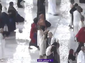 Video Hujan Deras Tak Hentikan Jemaah Berdoa-Tawaf Mengelilingi Kakbah