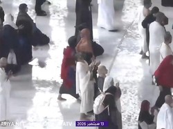 Video Hujan Deras Tak Hentikan Jemaah Berdoa-Tawaf Mengelilingi Kakbah