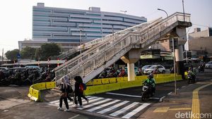 JPO Tengah Jalan Cawang Kini Dilengkapi Zebra Cross