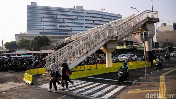 JPO Tengah Jalan Cawang Kini Dilengkapi Zebra Cross