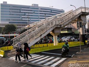 JPO Tengah Jalan Cawang Kini Dilengkapi Zebra Cross