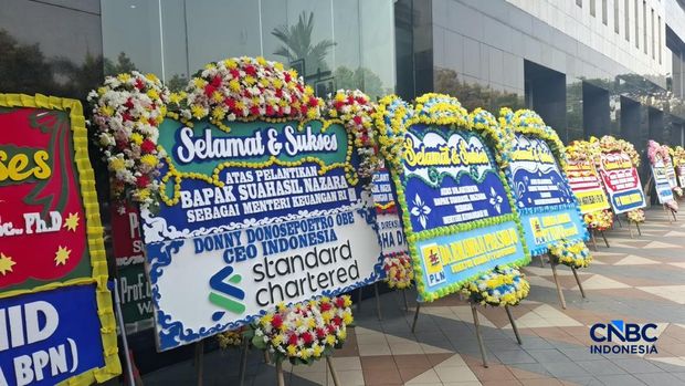 Karangan bunga ucapan selamat untuk Menteri Keuangan Suahasil Nazara penuhi gedung Kementerian Keuangan di Jakarta, Selasa (15/9/2026). Karangan bunga ucapan selamat untuk Menteri Keuangan Suahasil Nazara penuhi gedung Kementerian Keuangan di Jakarta, Selasa (15/9/2026). (CNBC Indonesia/ Chandra Dwi Pranata)