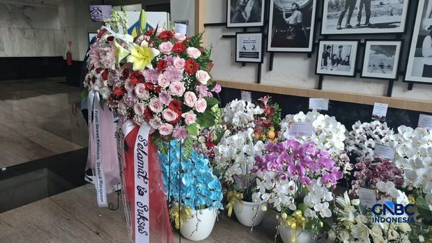 Karangan bunga ucapan selamat untuk Menteri Keuangan Suahasil Nazara penuhi gedung Kementerian Keuangan di Jakarta, Selasa (15/9/2026). Karangan bunga ucapan selamat untuk Menteri Keuangan Suahasil Nazara penuhi gedung Kementerian Keuangan di Jakarta, Selasa (15/9/2026). (CNBC Indonesia/ Chandra Dwi Pranata)