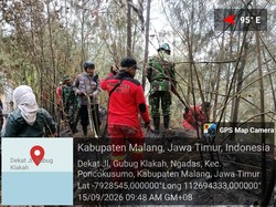 Petugas Tangani Karhutla Blok Peteteh di Kawasan Blok Peteteh Bromo