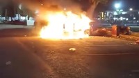 Massa Geruduk Polres Sumba Barat-Bakar Mobil Buntut Pencuri Ternak Ditembak