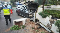 Mobil Tabrak Pembatas Jalur Sepeda di Sudirman Pagi Ini, Lalin Macet