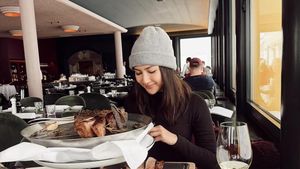 Momen Manis Jessica Mila Kulineran bareng Keluarga dan Teman di Luar Negeri