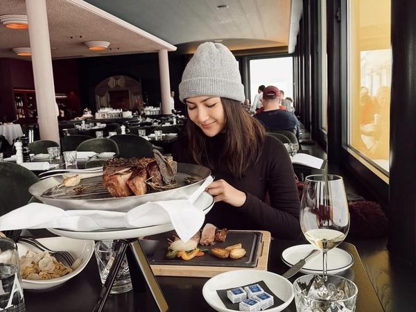 Momen Manis Jessica Mila Kulineran bareng Keluarga dan Teman di Luar Negeri