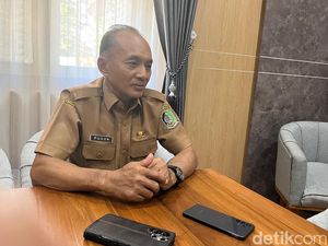 Sebanyak 300 dari 6.000 penerima bansos di Banyuwangi terindikasi judi online. Penyaluran bansos ditangguhkan sementara, warga diminta ajukan sanggah.