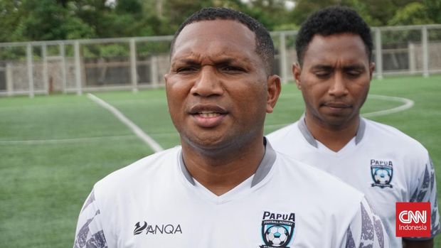 Pelatih Kepala Papua Football Academy Ardiles Rumbiak di Mimika Sport Complex, Papua Tengah, Selasa (15/9). (CNN Indonesia/Haryanto Tri Wibowo)