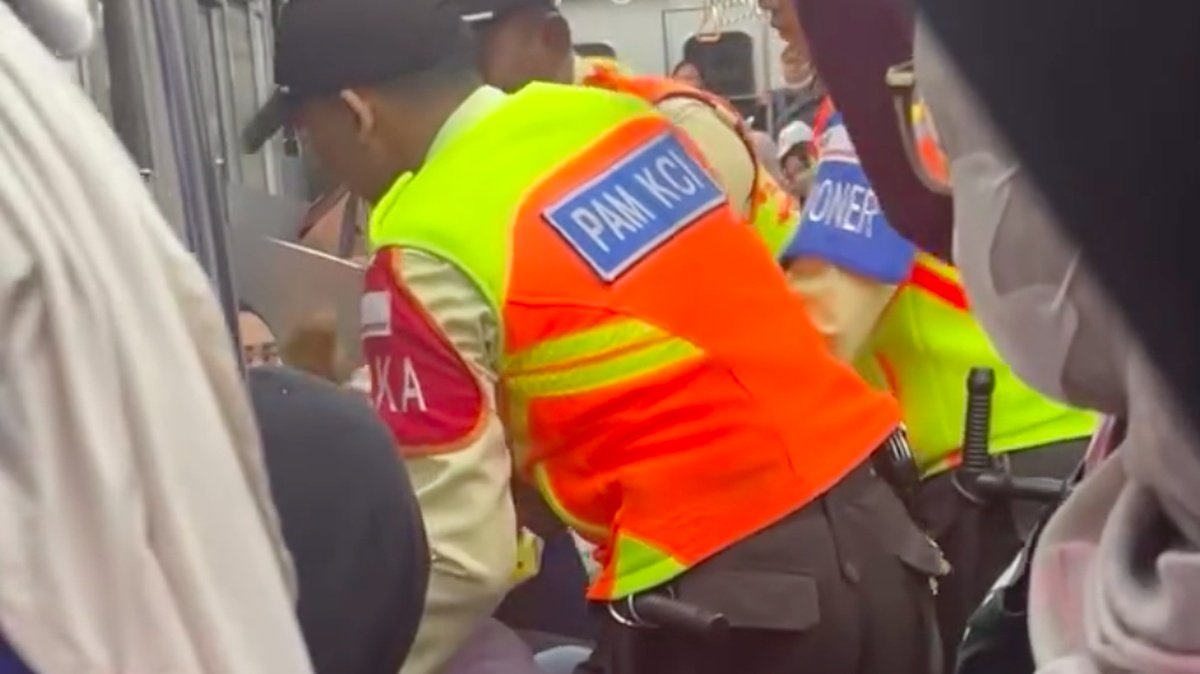 Aksi Wanita Penghirup Kamper di KRL Kembali Dihentikan Petugas