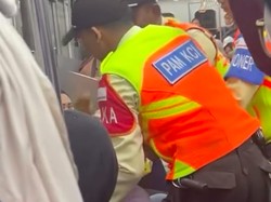 Wanita Penghirup Kamper Naik KRL Lagi, Langsung Diturunkan Petugas