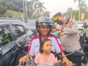 Polisi Bagikan 1.300 Masker ke Pengendara Imbas Kabut Asap di Pekanbaru