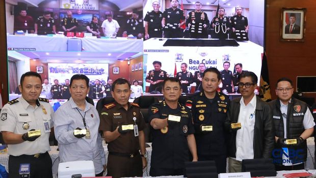 Petugas Bea dan Cukai mengecek kadar emas saat keterangan pers Penindakan Ekspor Ilegal Emas oleh Direktorat Jenderal Bea dan Cukai di Kantor Pusat Bea Cukai, Jakarta, Selasa, (15/9/2026). (/Muhammad Sabki)