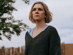 Dulu Gagal, Akhirnya Rhea Seehorn Raih Emmy Pertama Lewat Pluribus
