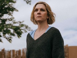 Dulu Gagal, Akhirnya Rhea Seehorn Raih Emmy Pertama Lewat Pluribus