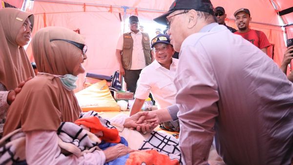 Saat Mendagri Tito Tinjau Huntara Aceh Tamiang dan Salurkan Paket Bantuan