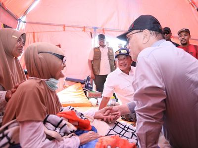 Saat Mendagri Tito Tinjau Huntara Aceh Tamiang dan Salurkan Paket Bantuan