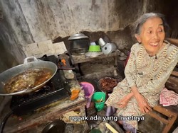 Salut! Nenek 73 Tahun Ini Sudah 30 Tahun Jualan Puyuh Goreng Rp7 Ribuan