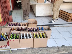 Satpol PP Kota Depok Gerebek 5 Toko Miras, 1.972 Botol Disita