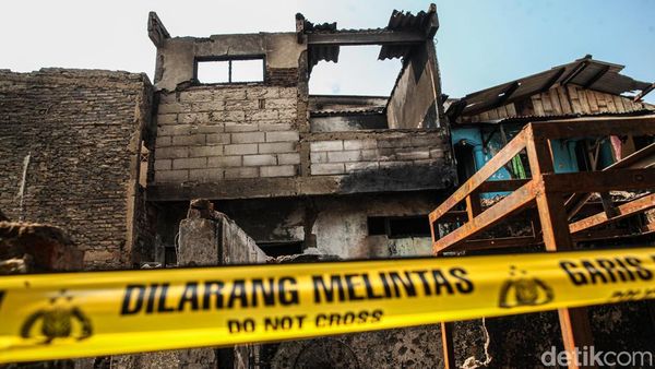 Sehari Usai Kebakaran, Puing Hangus Masih Berserakan di Jelambar