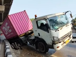 Truk Bawa Kontainer 15 Ton Terperosok di Cakung, Sopir Diduga Ngantuk