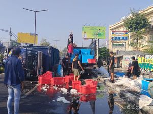 Muatan Udang dan Ikan Berceceran di Bypass Juanda gegara Truk Terguling