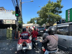 Macet Parah di Manukan Kulon Surabaya, Ada Truk Terperosok