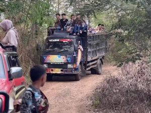 Viral Perjuangan Pengantin Pria Terjang Jalan Berlumpur Demi Menikahi Istri