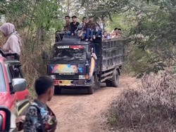 Viral Perjuangan Pengantin Pria Terjang Jalan Berlumpur Demi Menikahi Istri