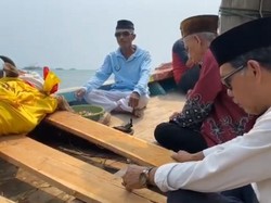 Warga Banten Larung Kerbau ke Laut, Doakan 5 Jurnalis dan 3 Kru Kapal Selamat