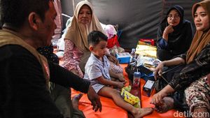 Usai Kebakaran, Warga Jelambar Bertahan di Tenda Pengungsian