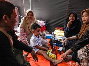 Usai Kebakaran, Warga Jelambar Bertahan di Tenda Pengungsian