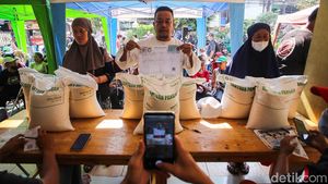 Warga Kartini Sawah Besar Terima Bantuan 30 Kg Beras