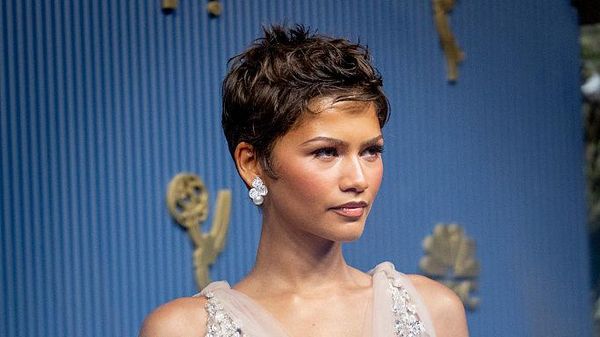 Gaya Zendaya Pamer Rambut Pixie di Red Carpet, Terinspirasi Halle Berry