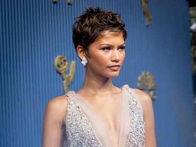 Gaya Zendaya Pamer Rambut Pixie di Red Carpet, Terinspirasi Halle Berry