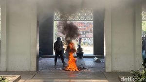 Aksi Bakar-bakar Warnai Demo Mahasiswa Tuntut Rektor UINSA Mundur