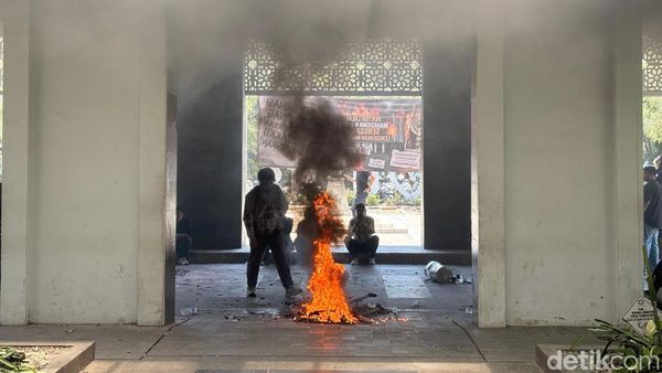 Aksi Bakar-bakar Warnai Demo Mahasiswa Tuntut Rektor UINSA Mundur