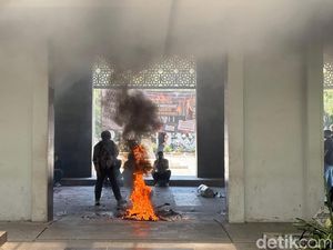 Aksi Bakar-bakar Warnai Demo Mahasiswa Tuntut Rektor UINSA Mundur