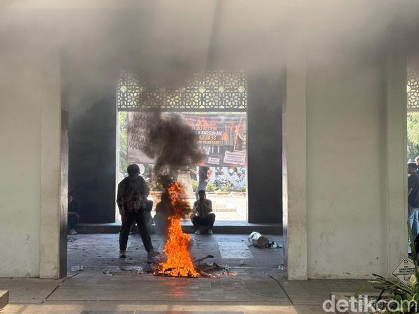 Aksi Bakar-bakar Warnai Demo Mahasiswa Tuntut Rektor UINSA Mundur
