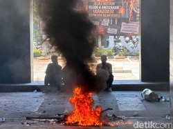 Demo Tuntut Rektor UINSA Mundur Diwarnai Bakar-bakar hingga Geber Motor