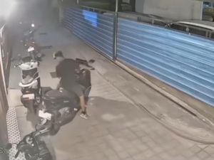 Video: Rekaman CCTV Maling dengan Santai Gasak Motor Xmax di Bali