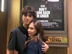 Gaya Wulan Guritno Pose Mesra Bareng Putranya, Paras Ganteng Bikin Salfok