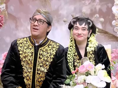 Foto Pernikahan Andre Taulany-Amanda Rigby di Acara TV, Jadi Pengantin Jawa