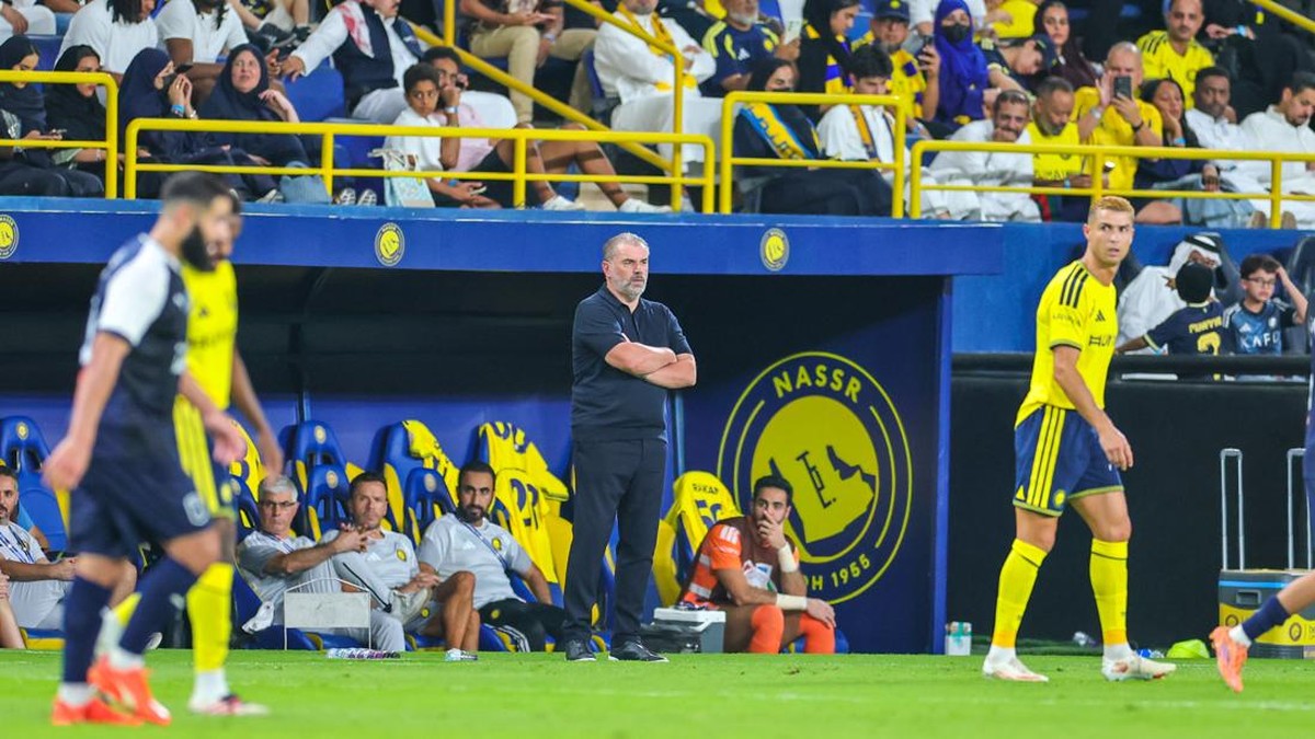 Ange Postecoglou (tengah). Foto: Abdullah Ahmed/Getty Images