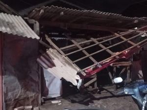 Bus Terobos Gang Imbas Antrean di Gilimanuk, Warung Warga Ditabrak